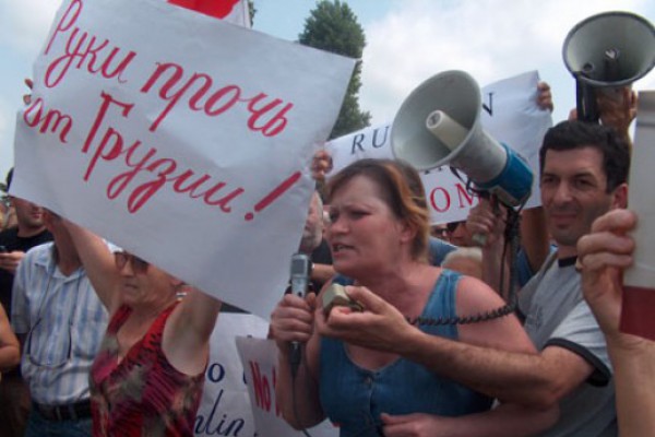 რუსეთსა და საქართველოს შორის, საზოგადოების ზურგსუკან რაღაც ტიპის მოლაპარაკებები მიმდინარეობს