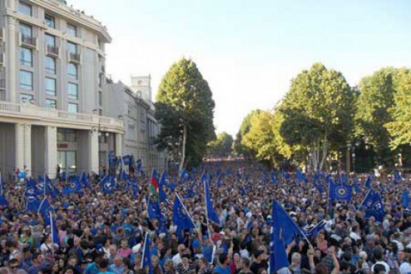 რეპორტაჟი ხალხით სავსე რუსთაველიდან, თავისუფლების მოედნიდან რესპუბლიკის მოედნამდე