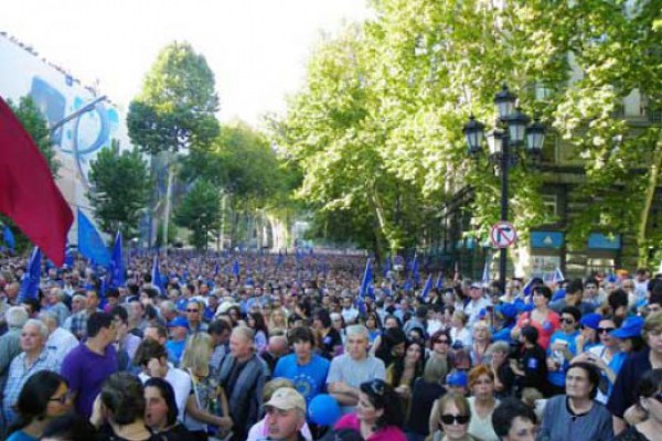 ივანიშვილი მოუწოდებს, ათიათასობით ადამიანი გამოდის