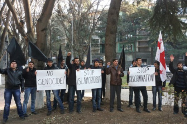 „შეწყდეს ისლამოფობია!“ - მუსლიმმა სტუდენტებმა მრგვალ ბაღში აქცია გამართეს