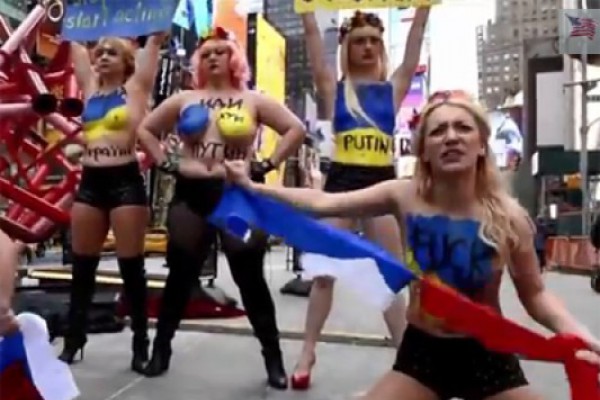 Fuck Putin- „Femen”-მა თაიმსკვერზე გაიხადა(VIDEO)