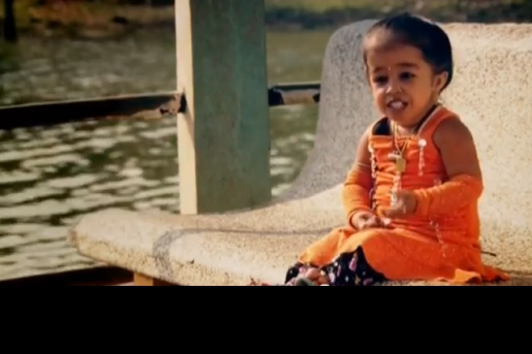 ყველაზე პატარა გოგო მსოფლიოში (VIDEO)