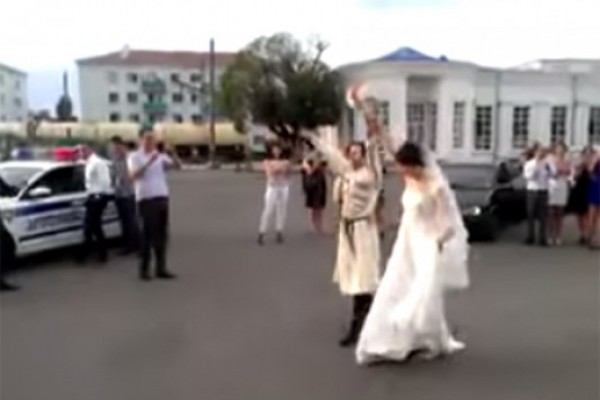 ქორწილის ხალხს პატრული აჯარიმებს (ვიდეო)