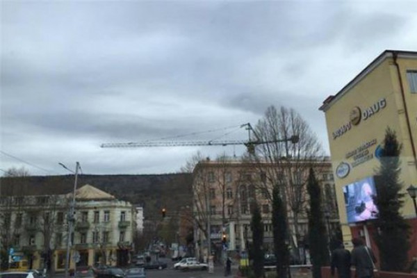 ვაკეში, არაყიშვილის ქუჩაზე მოლა ისე ლოცულობს, თუ არ ვიცი, რას შვება, მთელ ზემო ვაკეს ესმის...