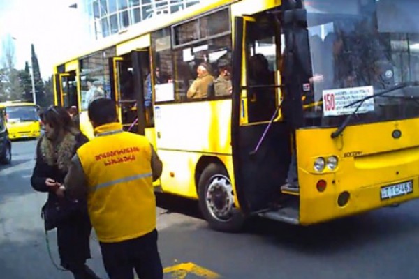 ყვითელფორმიანი კონტროლიორები ავტობუსების მძღოლებს ემუქრებიან