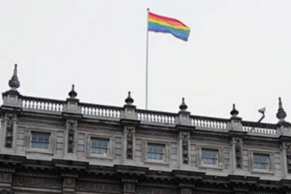 ბრიტანეთის მინისტრთა კაბინეტის თავზე „გეების“ დროშა ფრიალებს