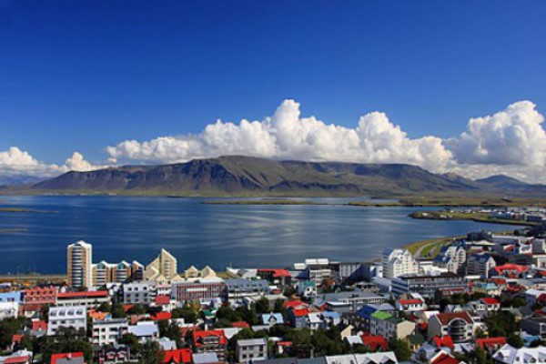 ისლანდიელები კონსტიტუციის შეცვლას მოითხოვენ
