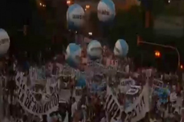 ათასობით არგენტინელი პრეზიდენტის წინააღმდეგ ქუჩაში გამოვიდა