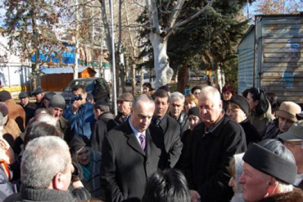 დავით დარახველიძე წყნეთში დევნილ მოსახლეობას შეხვდა