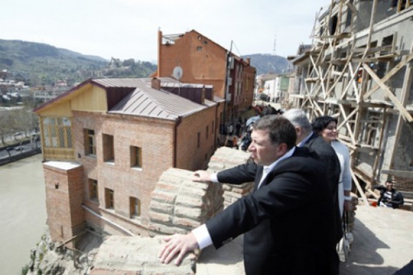 „ქართული ოცნება“ თბილისის მერიას ინფრასტრუქტურული პროექტების შეჩერებაში ადანაშაულებს