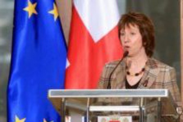 კეტრინ ეშტონი ადმინისტრაციულ სასაზღვრო ზოლთან მავთულხლართების განთავსების გამო შეშფოთებას გამოთქვამს