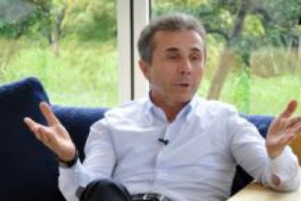 მარგველაშვილს ამბიციებს უღვივებენ და სასაცილო მდგომარეობაში ვარდება