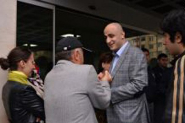თბილისის მერიის ფოიეში სუს-ის თანამშრომლები იმყოფებიან