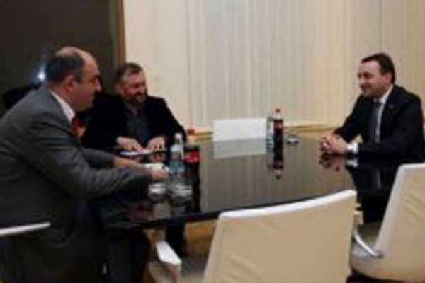 ე.წ. მოსმენებთან დაკავშირებით კანონპროექტის მიღების გადავადებას მაინც და მაინც არც პრემიერი მიესალმება