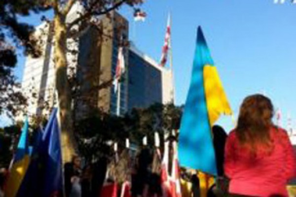 თავდაცვის სამინისტროსთან საპროტესტო აქცია მიმდინარეობს
