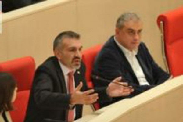 პარლამენტში დეპუტატებს შორის პოლიტიკურმა გარჩევებმა პარლამენტის ფლიგელში გადაინაცვლა