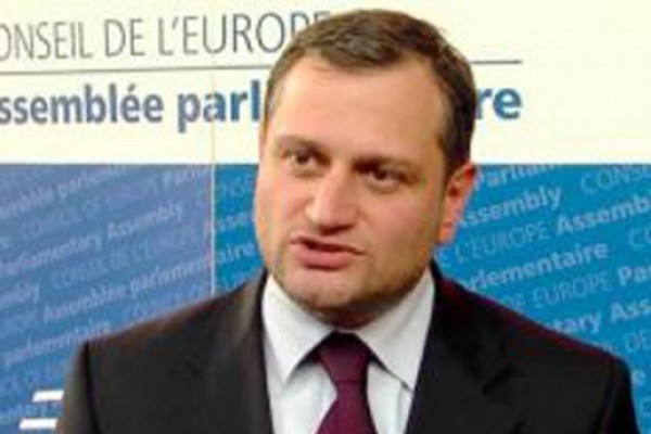 არმაზ ახვლედიანი:  საზოგადოება ყველაზე მტკივნეულად პრემიების საკითხზე რეაგირებდა