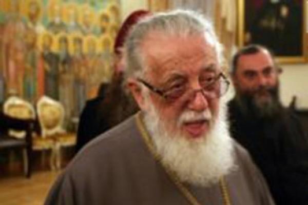 საპატრიარქოს ეზოში შეკრებილებმა ილია მეორესთან ერთად ღვთისმშობლისადმი ლოცვა წარმოთქვეს
