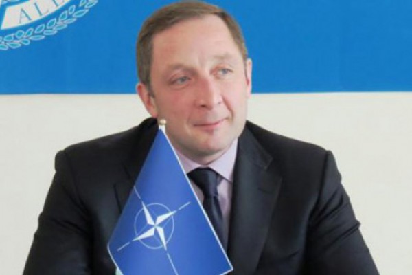 „მთავრობა!... რამდენ ხანს აპირებთ კიდევ ელჩის დანიშვნის გაჭიანურებას? ხომ გამოხვედით ემოციურ-სოლიდარული გაუგებრობიდან?...