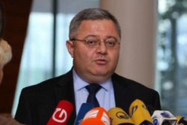 პარლამენტის თავმჯდომარე საკონსტიტუციო კომისიის წევრებს ხვდება