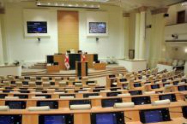 კომიტეტების სხდომის დაწყებამდე უმრავლესობისა და უმცირესობის წევრებს შორის შელაპარაკება მოხდა