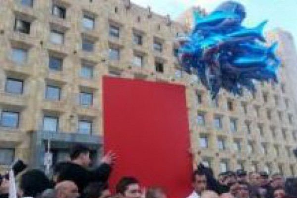 აქციის მონაწილეებმა მთავრობის ადმინისტრაციასთან გასაბერი ზვიგენები გაუშვეს