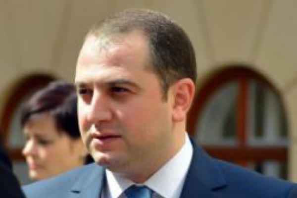 ეს მთავრობა განწირულია რღვევისათვის
