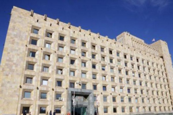 მთავრობის ადმინისტრაციაში მინისტრები და უკვე ყოფილი მინისტრი მინდია ჯანელიძე მივიდნენ