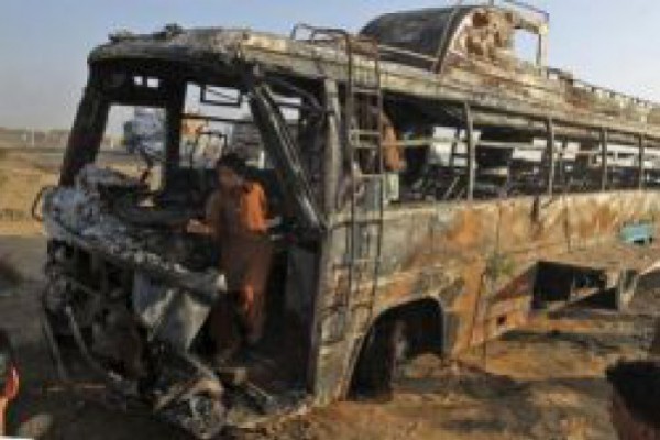 ქალაქ კარაჩიში ავტობუსზე თავდასხმის შედეგად სულ მცირე 41 ადამიანი დაიღუპა