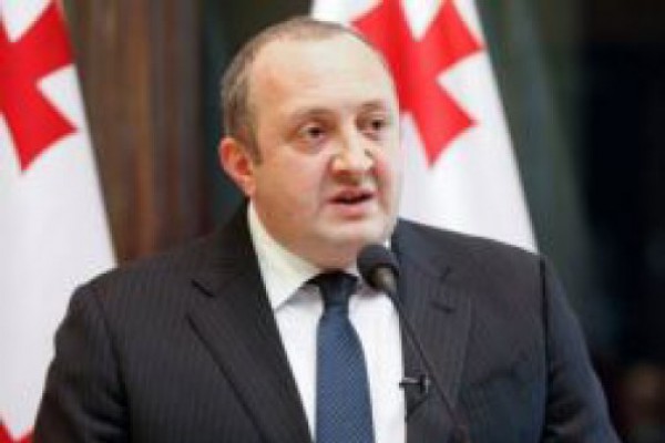 საქართველოს პრეზიდენტმა დეპუტატებს, მთავრობის წევრებსა და სასამართლოს წარმომადგენლებს კონსტიტუცია უსახსოვრა