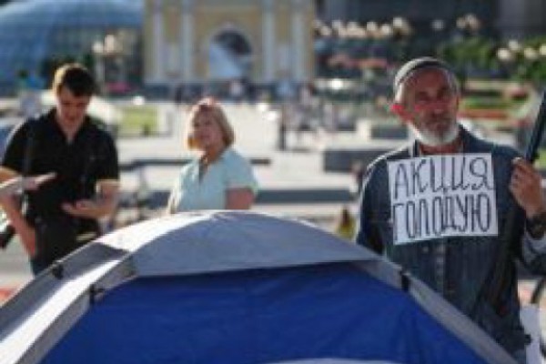 კიევში, დამოუკიდებლობის მოედანზე დემონსტრანტებმა კარვები გაშალეს