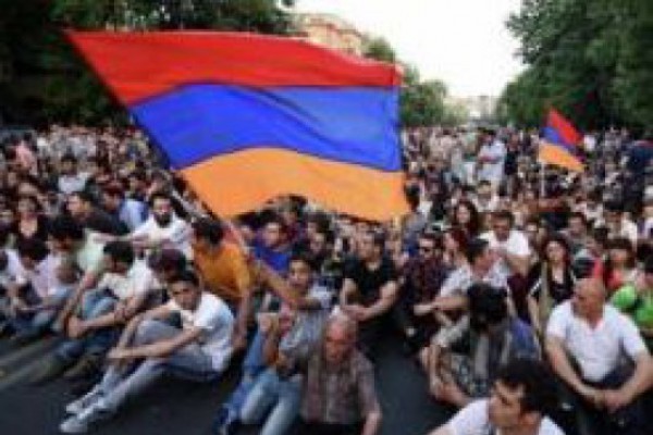 ერევანში მომიტინგეები დაშლას არ აპირებენ