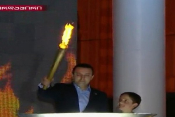 პრემიერ-მინისტრმა დედაქალაქის ცენტრალურ მოედანზე ოლიმპიური ცეცხლი საზეიმოდ აანთო