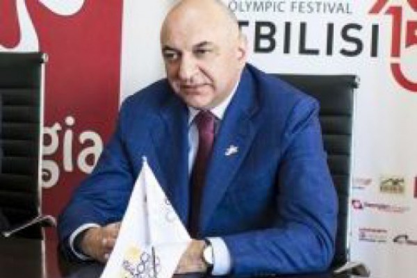 პრეზიდენტსა და პრემიერს ერთი და იმავე სახის მოწვევა ჰქონდათ გაგზავნილი