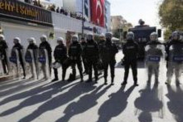 თურქეთში პოლიციამ ორი ოპოზიციური ტელეკომპანიის და ორი ბეჭდური გამოცემის ოფისები შტურმით აიღო