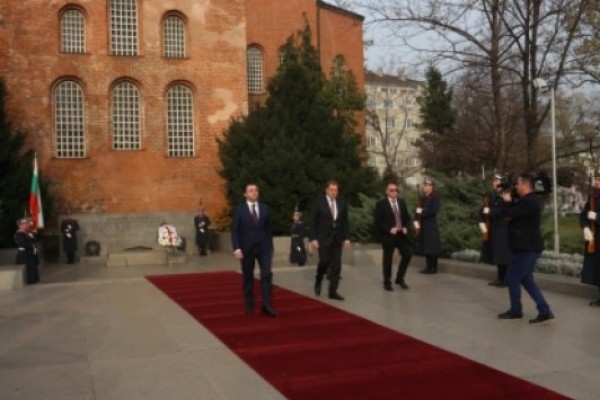 პრემიერმა ბულგარეთში ოფიციალური ვიზიტის ფარგლებში უცნობი ჯარისკაცის მემორიალი გვირგვინით შეამკო