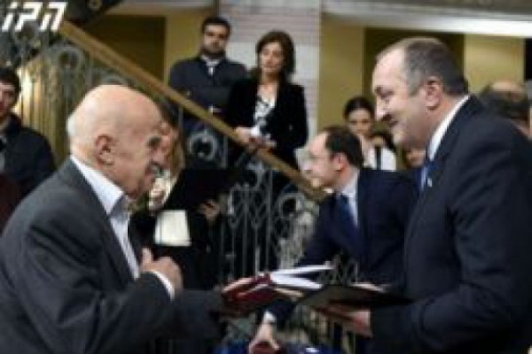 პრეზიდენტმა პირველი მოწვევის პარლამენტის სამი წევრი ღირსების ორდენებით დააჯილდოვა