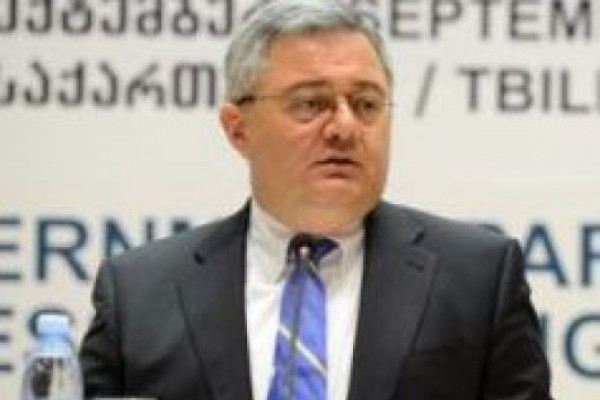 პატრიარქის ჩაყენება იმ მდგომარეობაში, რომ ვინმე შეიწყალოს და სხვა დატოვოს ციხეში, რელიგიური გადმოსახედიდანაც არასწორია