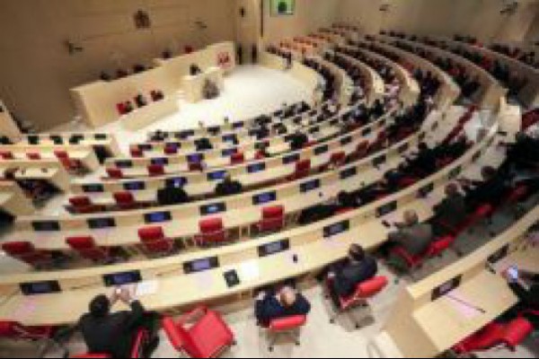 მმართველი გუნდი მაჟორიტარი დეპუტატების 50%-იანი ბარიერით არჩევის წესის შემოღებასთან დაკავშირებით პარტიების პოზიციას ელოდება