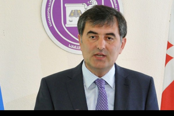 განსახლებისა და ლტოლვილთა მინისტრი  სოზარ სუბარი 65 დევნილ ოჯახს ბინის გასაღებს გადასცემს