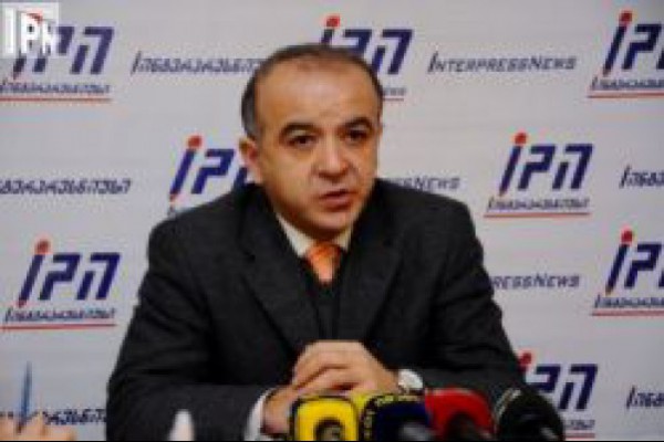 ე.წ. კოკაინის საქმეზე დაკავებულების ადვოკატი - ალეკო ელისაშვილის განცხადების შემდეგ გამომძიებლებმა დაკავებულები დაკითხეს