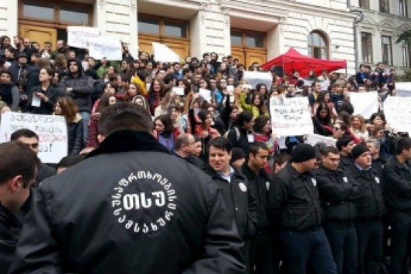 სტუდენტების ნაწილი თსუ-ს თვითმმართველობის წევრებს უნივერსიტეტის შენობაში შეჭრის მცდელობაში ადანაშაულებს