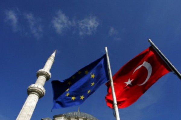 ევროკავშირსა და თურქეთს შორის მიგრაციულ კრიზისზე მიღწეული შეთანხმება ამოქმედდა
