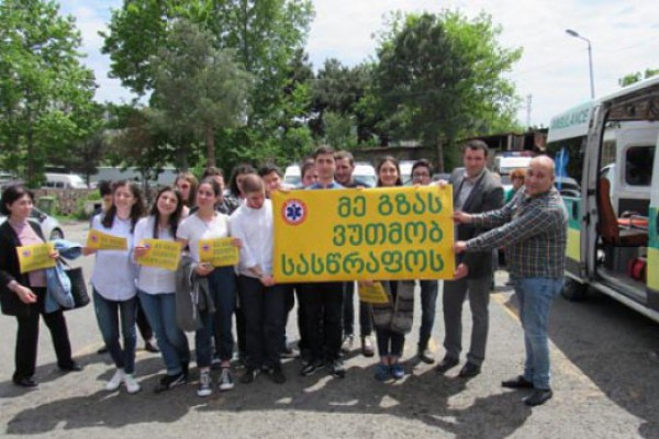 წმინდა ნიკოლოზის სახელობის სკოლის უფროსკლასელები თბილისის სასწრაფო სამედიცინო დახმარების ცენტრს ესტუმრნენ