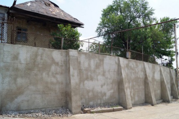 ჩუღურეთის რაიონში 9 მისამართზე საყრდენი კედლის მშენებლობა დასრულდა
