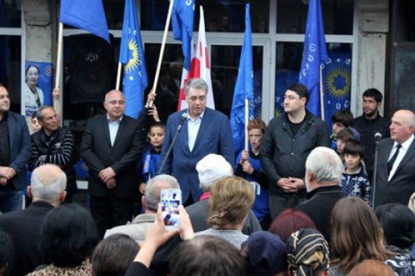 ოზურგეთის მუნიციპალიტეტის დაბა ნასაკირალსა და ქალაქ ოზურგეთში მაჟორიტარი დეპუტატობის კანდიდატები მოსახლეობასთან შეხვედრებს განაგრძობენ.