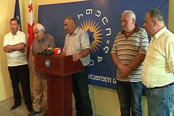 „თავისუფალი დემოკრატების“ აბაშის ორგანიზაციის თავმჯდომარემ და წევრების ნაწილმა პარტიის რიგები დატოვეს