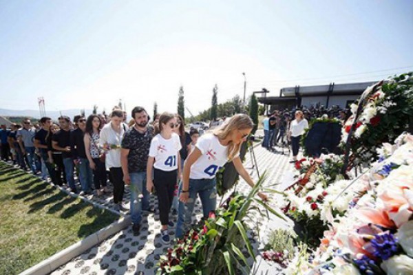 პარტია „ქართული ოცნება -დემოკრატიული საქართველოს“ ახალგაზრდული ორგანიზაციის წევრებმა მუხათგვერდის ძმათა სასაფლაოზე აგვისტოს ომში დაღუპულ გმირთა მემორიალი გვირგვინით შეამკეს