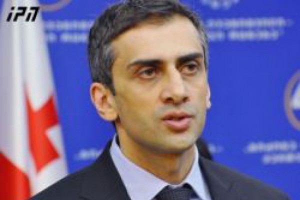 საპარლამენტო უმრავლესობის წევრები ბიუროს სხდომაზე გამოუცხადებლობას პარტიული ღონისძიებით ხსნიან