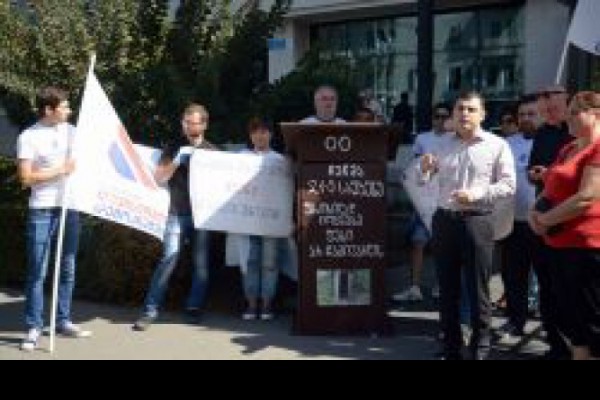 ამირან გიგუაშვილმა აქცია სახელწოდებით - ”ჩეჩმა თბილისის მერიასთან“ გამართა